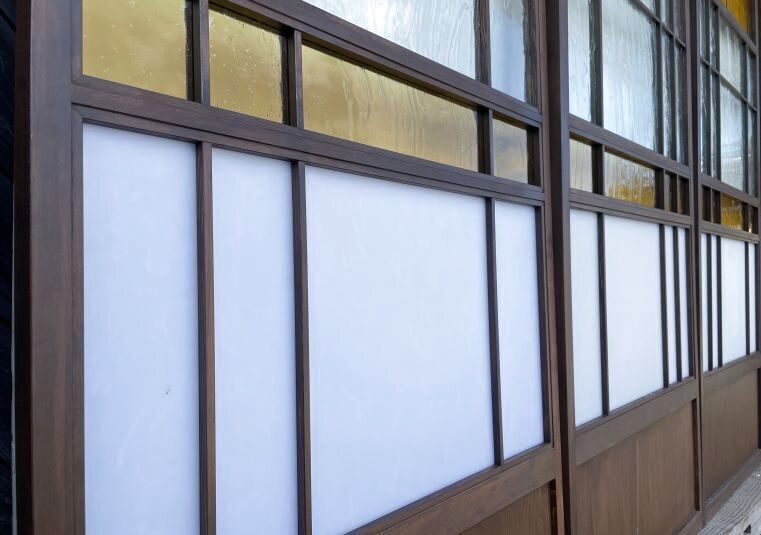 人気急上昇 タG0491 ×2枚 ゆらゆらガラスの大きい木製ガラス戸 建具 波ガラス戸 サッシ 古民家再生 レトロ ヴィンテージL松 